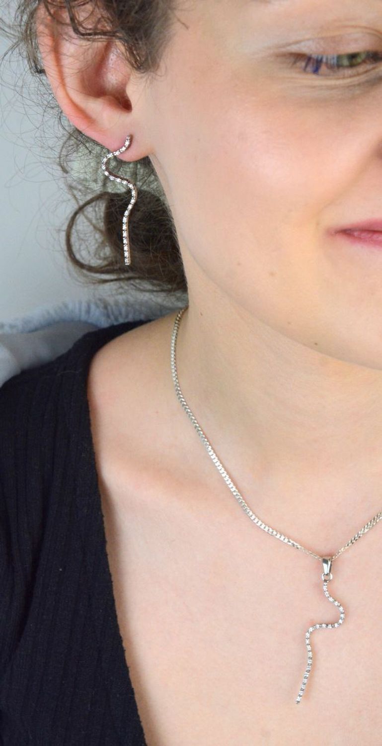 Kolczyki damskie srebrne próba 925, długie sztywne fale zdobione cyrkoniami KM 1846.jpg